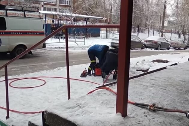 В Перми спасатели вытащили собаку из-под бетонной плиты – кадры