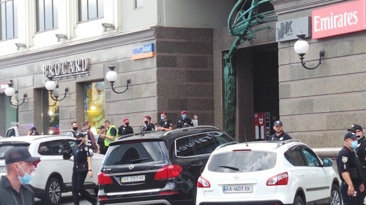 В Киеве террорист захватил банк с заложницей - он угрожает взорвать бомбу и выставил условие