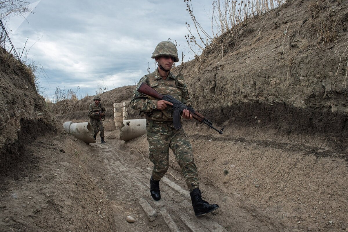 Армянские защитники показали видео подбитой азербайджанской бронетехники на юге Карабаха 