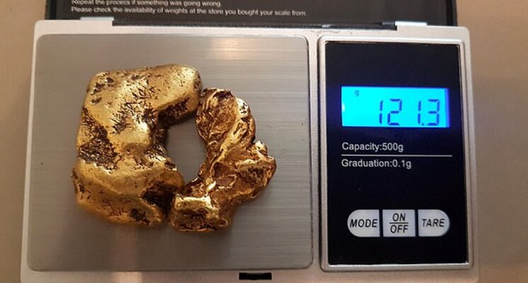 На дне реки дайвер нашел два огромных куска золота размером в 22 карата