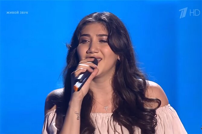 Находящаяся на 7-м месяце беременности Анаит Погосян поразила своим пением всех членов жюри шоу "Голос", — кадры