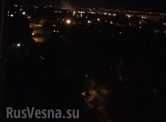 В Луганске прогремел мощный взрыв: горит установленная на пьедестале БМД - первые кадры