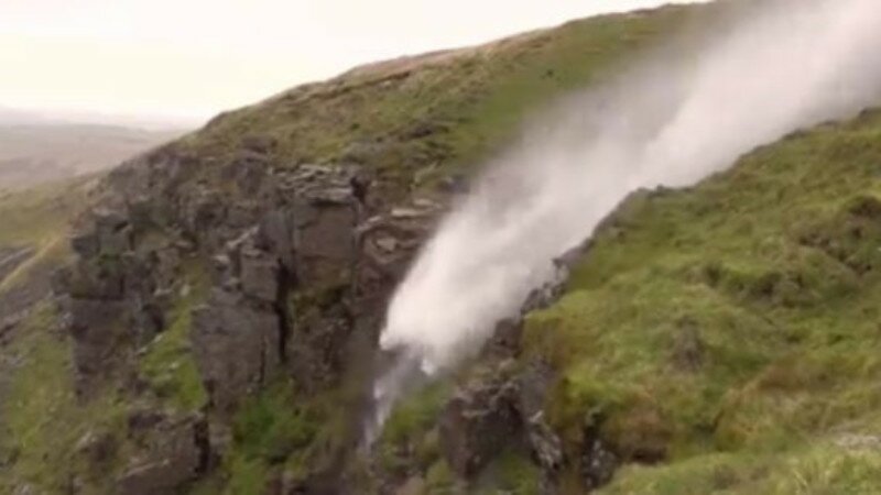 Странный феномен в Великобритании: после сокрушительного урагана водопад начал течь вверх – кадры