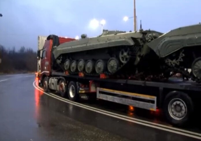 В Сети появились кадры колонны военной техники, направляющейся из Евросоюза на Украину