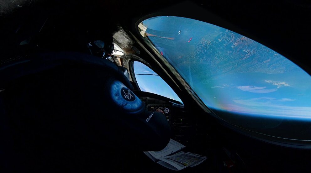 Туристические полеты в космос не за горами: корабль SpaceShipTwo впервые выведен на суборбиту