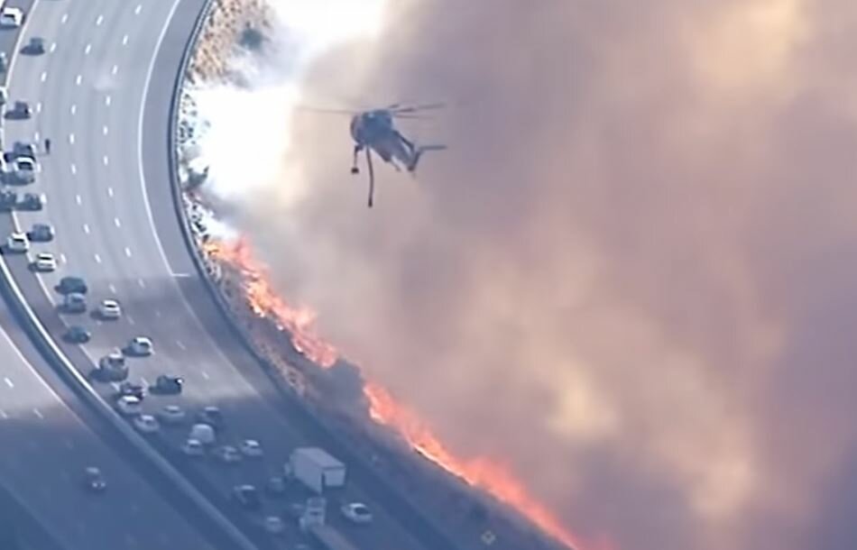 Мощный лесной пожар в Калифорнии: очевидцы показали, что огонь заставил сделать водителей, – кадры