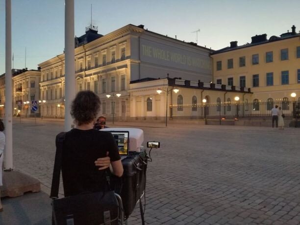 ​Весь мир замер в ожидании: в Хельсинки возле резиденции Президентского дворца спроецировали необычный лозунг