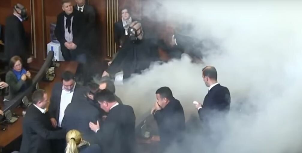 Парламент Косово неожиданно заполнил газ - кадры массовой эвакуации депутатов