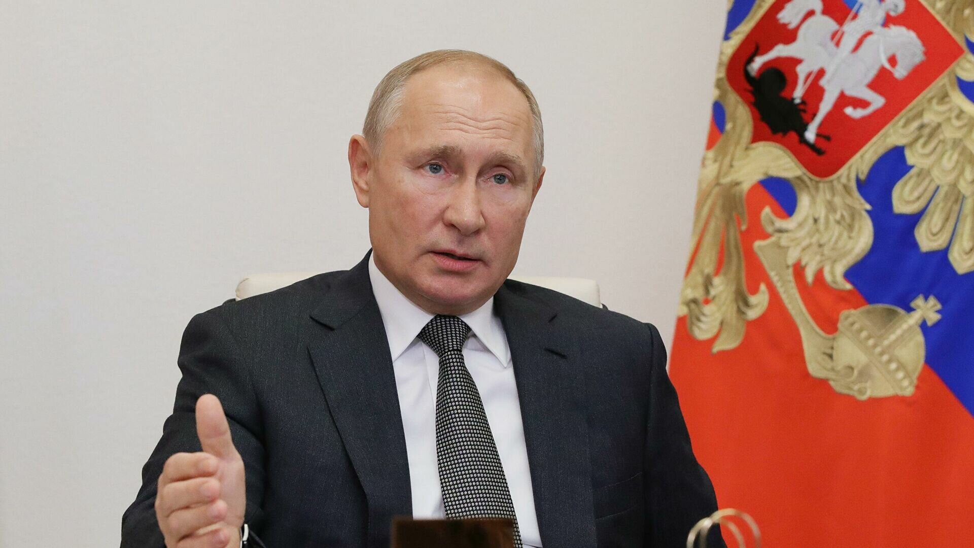 В Совфеде единогласно проголосовали "за" закон, дающий Путину право баллотироваться в президенты