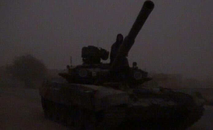 СМИ: Боевики ИГИЛ украли в Сирии танк, спутав его с легендарным российским Т-72, – кадры