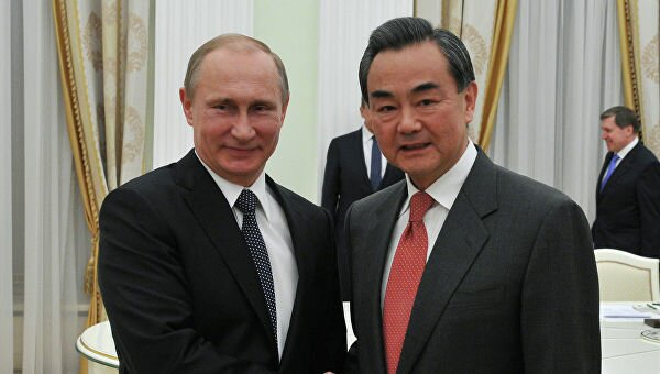 Путин встретился с главой МИД Китая в Сочи: Ван И передал привет лидеру РФ от Си Цзиньпина