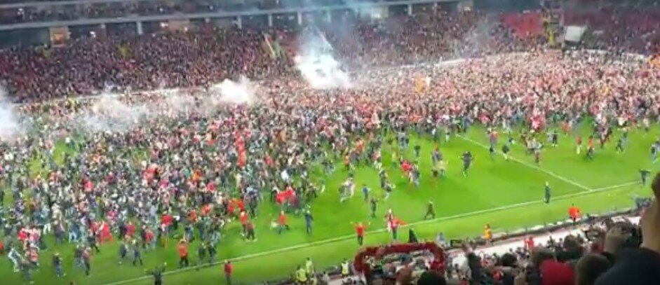 Шокирующие кадры со стадиона в Туле: больше тысячи фанатов "Спартака" прорвались на поле, разнесли ворота и подожгли дымовые шашки 