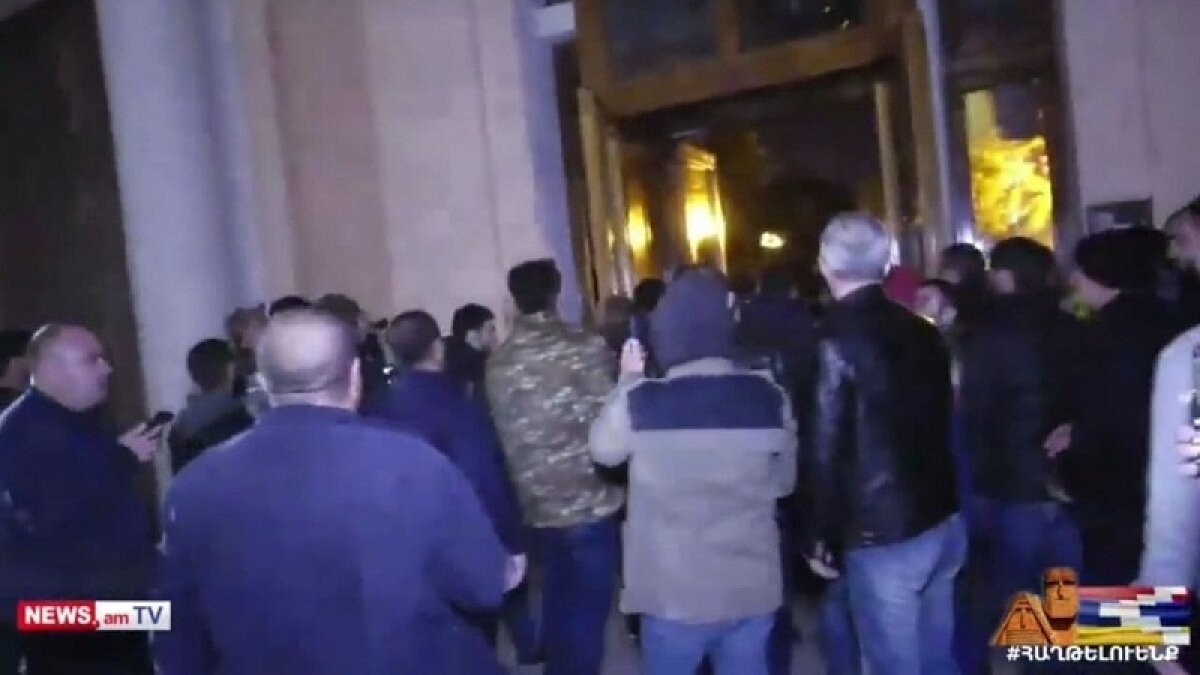 В Ереване после заявления Пашиняна разгромили Дом правительства и напали на спикера Мирзояна
