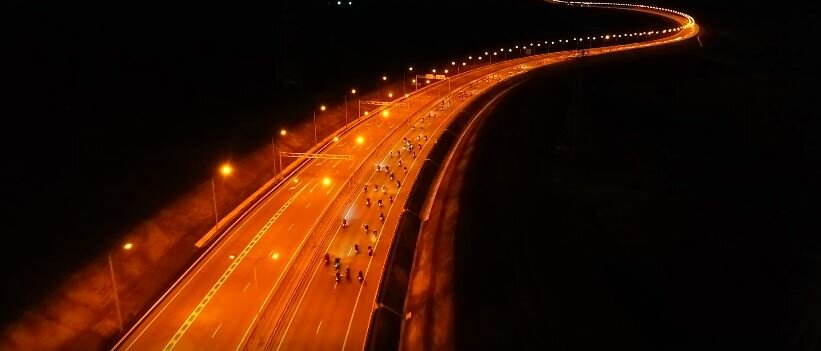 Грандиозный заезд: сотни “Ночных волков” и машин на рассвете проехали по Крымскому мосту – зрелищные кадры