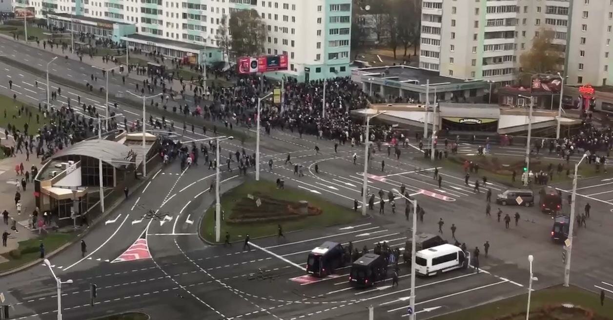 ​В Минске начался разгон протестующих: силовики применяют гранаты и слезоточивый газ