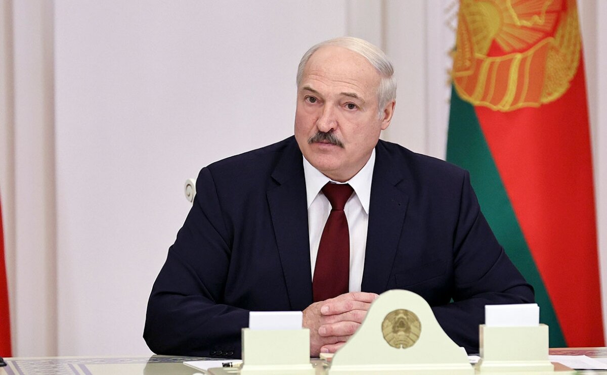 Лукашенко отказался вставать на колени перед Польшей