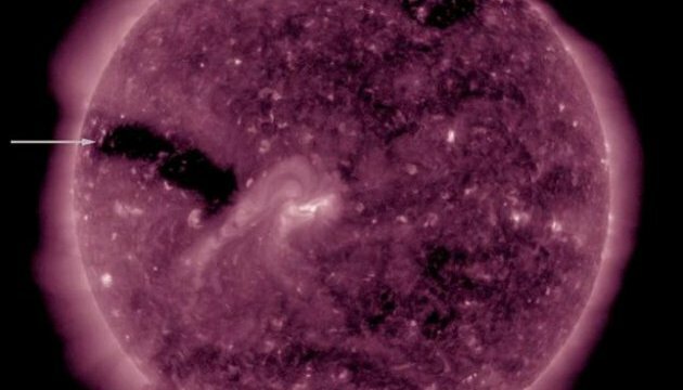 На Солнце снова неспокойно: ученые заметили на небесном светиле сеть корональных дыр