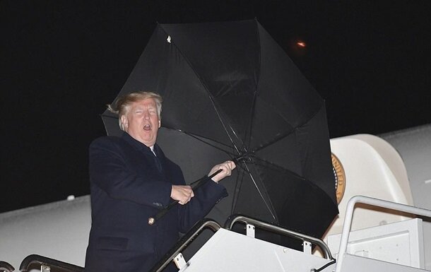 Одноразовый зонт: Трамп опростоволосился с неукротимым аксессуаром – видео
