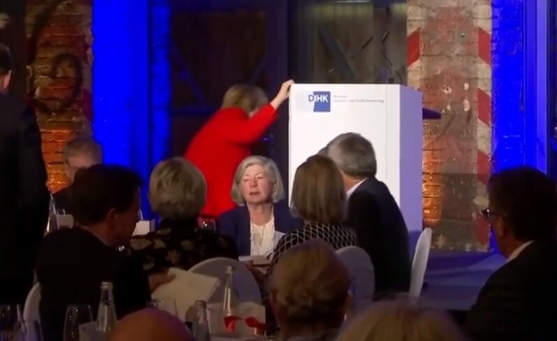 ангела меркель, упала, сцена, конференция, берлин, видео