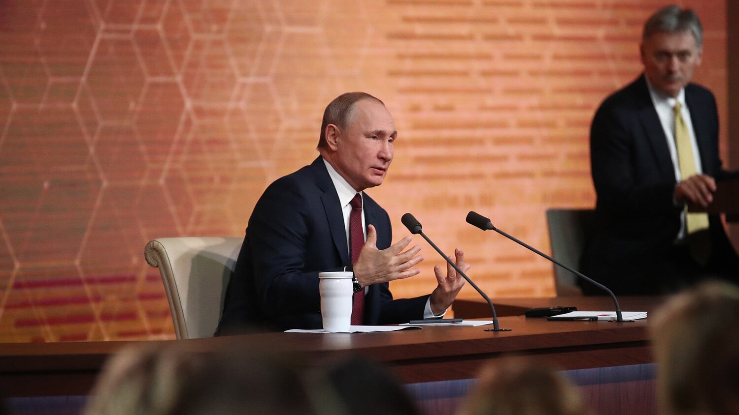 ​Путин пообещал Донбассу помощь, а Зеленскому – вспомнить предвыборные обещания
