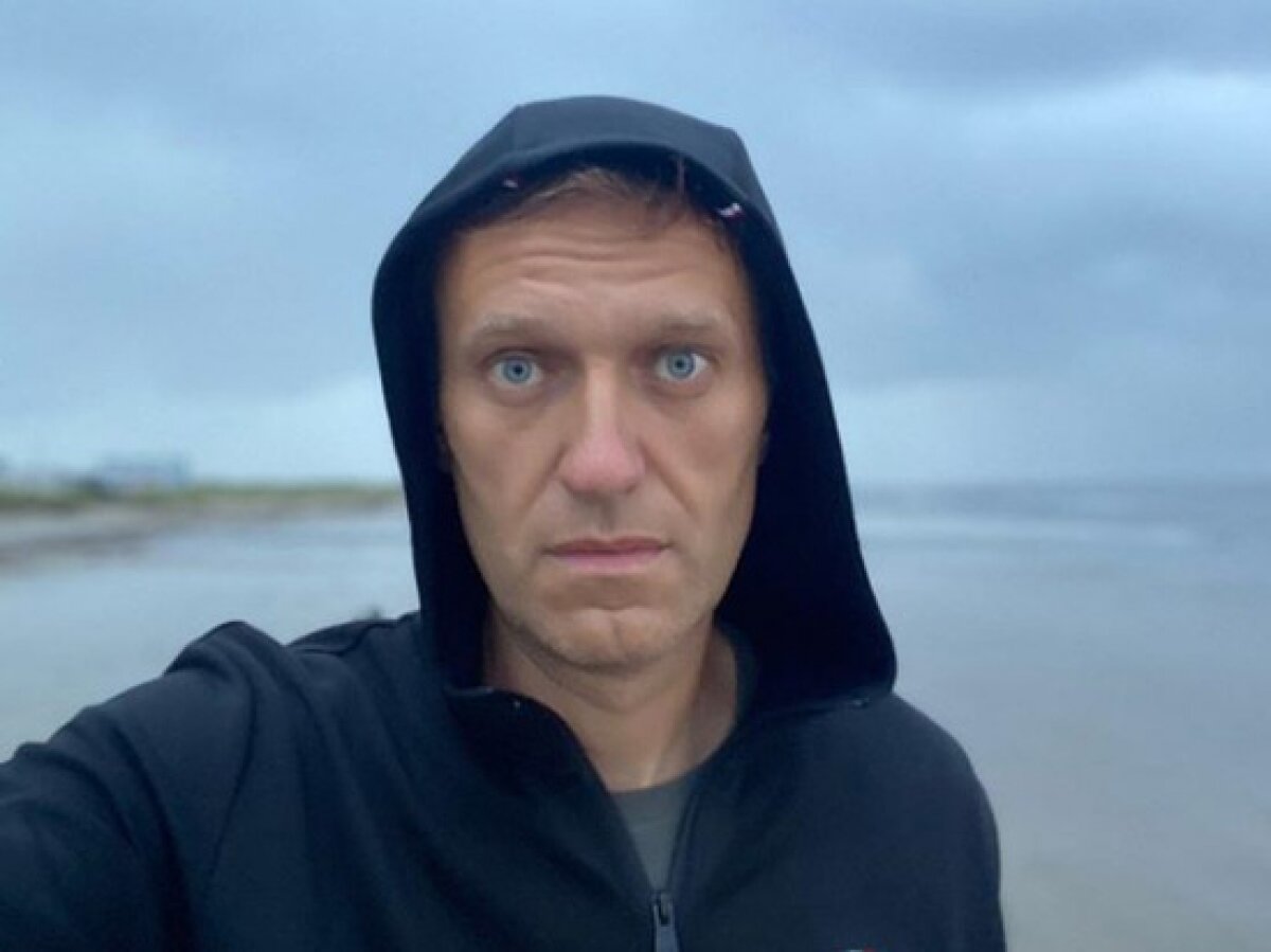 СМИ: Навального отправили в Германию после звонка Меркель Путину, лечение контролирует армия