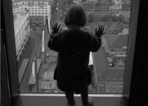 ​Шокирующий инцидент на востоке Москвы: из окна квартиры выпал 2-летний малыш