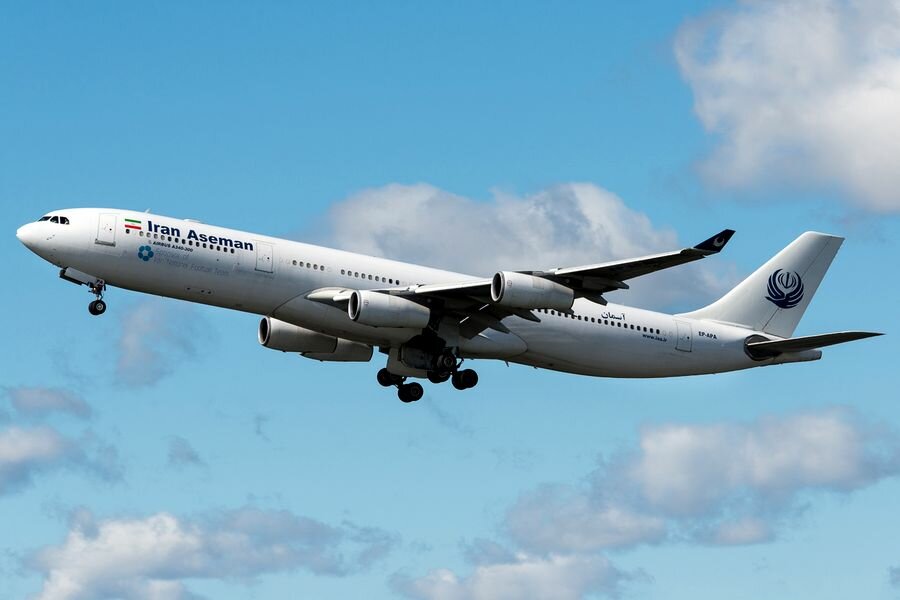 В Иране в гористой местности рухнул самолет с 60 пассажирами - подробности