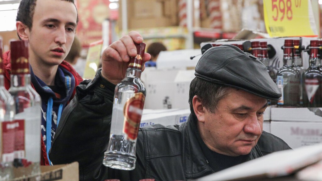 В Минздраве РФ дали ответ касательно инициативы о жестком запрете продажи алкоголя на выходных