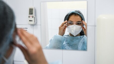 Российский врач Шилова рассказала, что коронавирус делает с глазами