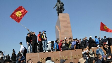 Митингующих в Киргизии милиция разгоняет светошумовыми гранатами
