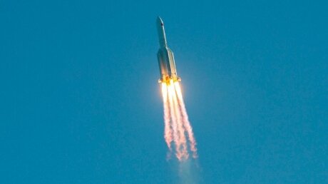 На Землю летит китайская ракета Long March 5B, место падения определить невозможно