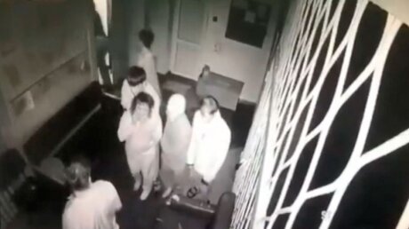 В Сеть попало видео нападения на медсестру и побега из Иркутской психбольницы №1 