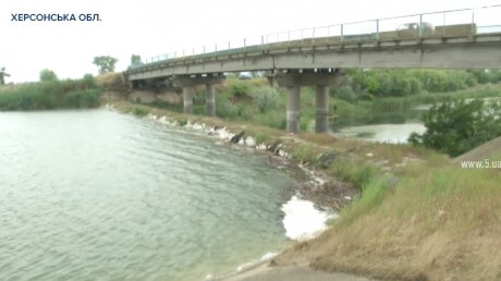 Дамба, перекрывшая подачу воды в Крым, дала течь, вторая не работает
