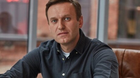 Стало известно, из чьих рук Навальный получил стакан с чаем, - кадры из аэропорта