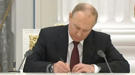 Путин подписал указы о признании Л/ДНР и рассказал о разговоре с Клинтоном о вступлении России в НАТО