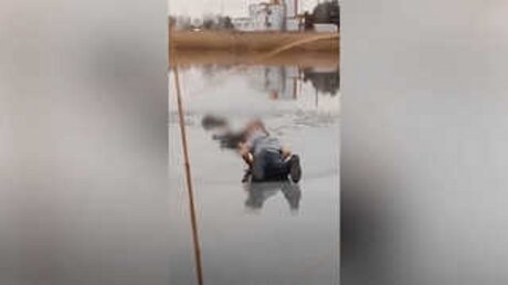 Ростовский студент, рискуя жизнью, спас школьника, провалившегося под лед, попав на видео