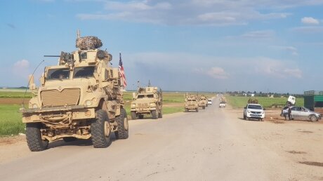 Американский патруль пытался заблокировать российский БТР-80 в Сирии - кадры очередной "дуэли"