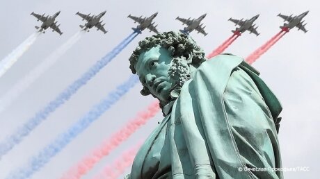 Истребители и ракетоносцы над Красной площадью в ходе репетиции Парада Победы показали на видео