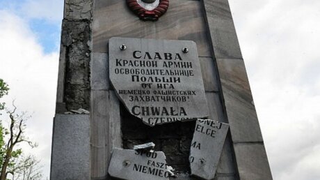Польские "политические мерзавцы" могут схлопопать санкции от России за снос памятников