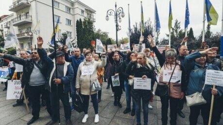 Тысячи украинцев вышли на митинг в центре Киева, под окнами Зеленского бунт: что происходит
