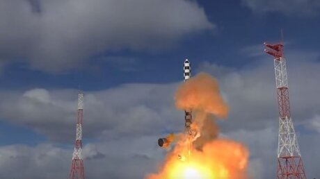 Кремль передал “привет” США: Минобороны РФ показало кадры испытания тяжелой межконтинентальной баллистической ракеты “Сармат”
