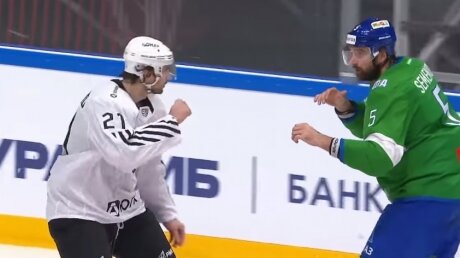 Белорусский хоккеист Евенко одним ударом нокаутировал россиянина Семенова в матче КХЛ