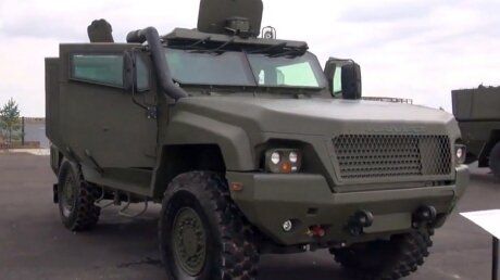 На помощь спецназу: в Минобороны РФ показали боевые способности бронеавтомобиля "Тайфуненок" – кадры