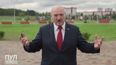 Лукашенко на день рождения подарили футболки с надписью "Раздевайтесь, работайте"