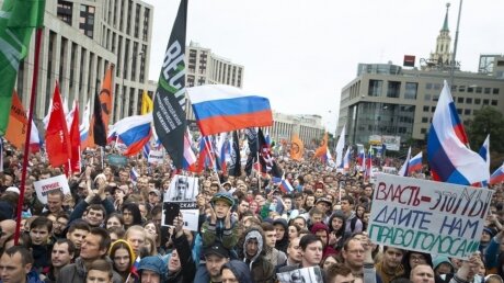 Оппозиция возмущена принятием поправок в Конституцию - в Москве готовится массовый митинг