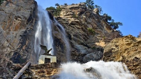 Крымчане готовы брать пресную воду даже из водопадов