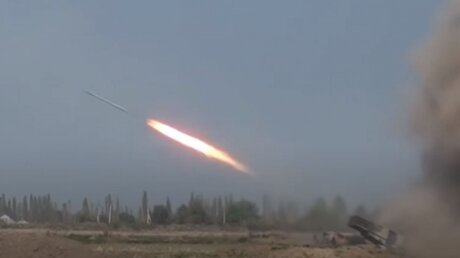 Минобороны Азербайджана показало кадры ракетно-артиллерийских ударов по армянским силам в Карабахе