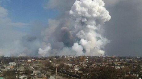 ​Под Рязанью горит артиллерийский склад: небо затянуло дымом и слышны мощные взрывы