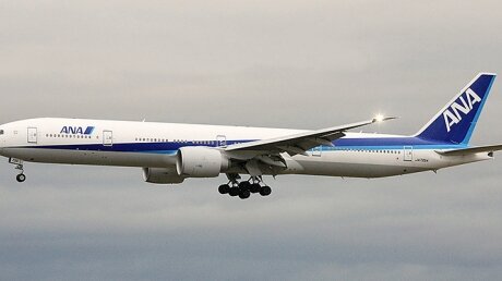 Приземление Boeing 787-9 с отказавшим двигателем в Красноярске попало на видео
