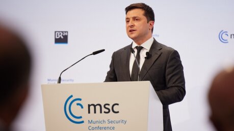 Зеленский заявил, что в Донбассе граждане "подрывают сами себя"